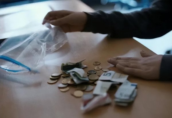 股票配资正规靠谱的公司 入港股，买保险，开信用卡……年轻人去香港“特种兵”式薅羊毛
